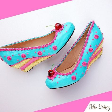 Teal And Pink Cake, Shoe Bakery, Cake Fashion, Ice Cream Shoes, Muses Shoes, Cake Base, Pink Wedges, Pink Icing, Cute Shoes Heels