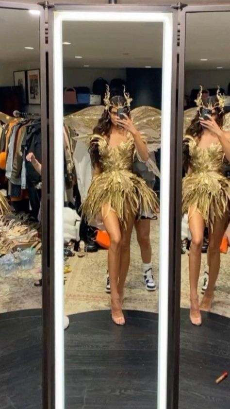 Kendall Jenner Golden Fairy, Gold Angel Halloween Costume, Golden Costume Ideas, Kendall Jenner Gold Fairy, Iconic Looks Fashion Celebrity, Kendall Jenner Fairy, Kendall Jenner Witch, Kendall Jenner Halloween Costume, Gold Goddess Costume