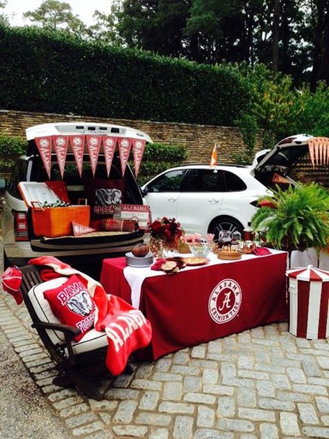 Southern Tailgate - Alabama now that is how it's done University Of Alabama Graduation Party, Alabama Tailgate, Southern Tailgate, Tailgate Wedding, Alabama Football Game, Mums In Pumpkins, College Tailgate, College Tailgating, Alabama Football Roll Tide