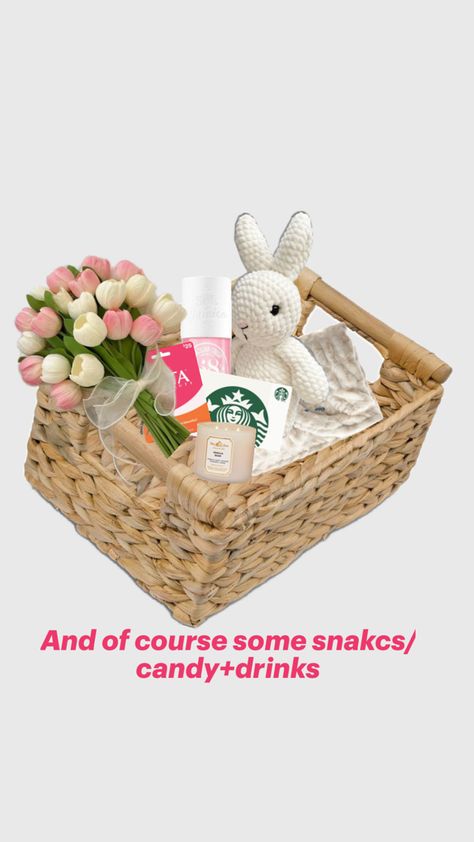 Gift basket idea Mini Gift Baskets, Bae Basket, Valentines Basket, Valentines Day Baskets, Girl Gift Baskets, Valentine Baskets, Candy Drinks, Boo Basket, Mom Birthday