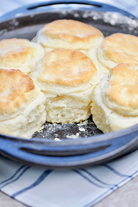 Copycat Pillsbury Biscuits, Sour Cream Biscuit Recipe, Crisco Biscuits, Easy Buttermilk Biscuits, Comfort Baking, Buttermilk Biscuits Easy, Artisan Rolls, Easy Biscuits, Best Biscuit Recipe