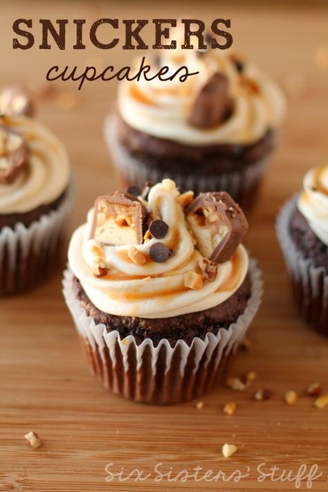 These Snickers Cupcakes from SixSistersStuff.com have a delicious chocolate base, caramel buttercream frosting and all kinds of delicious toppings! Snickers Cupcakes, Snicker Cupcakes, Caramel Buttercream Frosting, Cake Chocolat, Cupcake Flavors, Cupcakes Recipe, Köstliche Desserts, Yummy Cupcakes, Fun Cupcakes