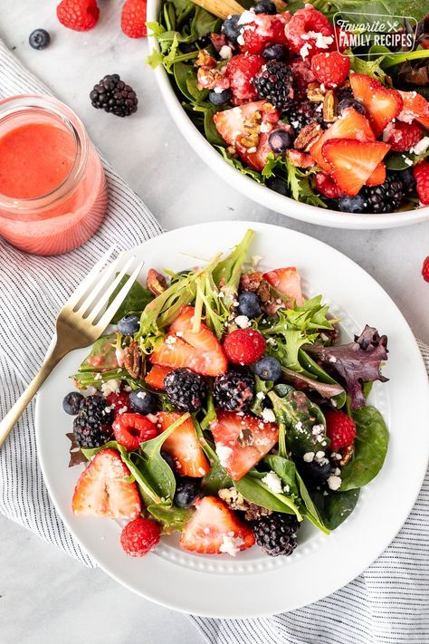 Nuts About Berries Salad: Zupas Copycat Nuts About Berries Salad, Bacon Avocado Sandwich, Berries Salad, Turkey Bacon Avocado, Blueberry Jello Salad, Berry Salad Recipe, Low Calorie Salad, Berry Fruit Salad, Spring Salad Recipes