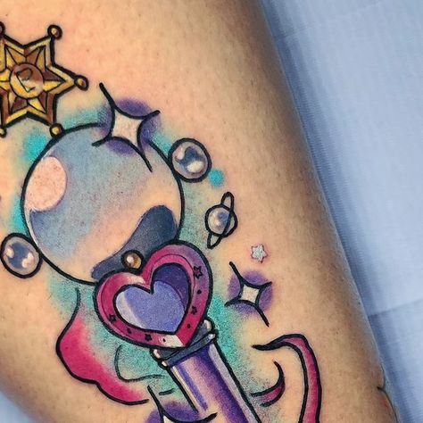 Melissa on Instagram: "Sailor Pluto wand for Taylor 💞 Dm or Email Mellymewtattoos@gmail.com for more info. Check out my how to book highlight. #kawaiiartist #sailormoon #tattoo #Pluto #wand #animetattoo #cutetattoo #floridatattooartist #jacksonvilletattooartist" Wand Tattoo, Sailor Moon Tattoo, Kawaii Tattoo, Sweet Tattoos, Girly Tattoos, Polly Pocket, Anime Tattoos, Piercing Tattoo, Pretty Tattoos