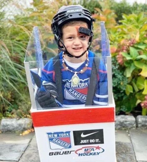 Hockey Halloween Costume, Halloween Crafts Snacks, Hockey Pumpkin, Boxing Halloween Costume, Hockey Halloween, Card Costume, Hockey Birthday, Clever Halloween, Homemade Halloween