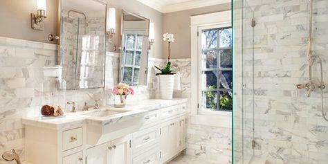 Luxury should not be overlooked in bathroom design. These 15 luxurious marble bathroom designs are fitted with well-crafted fixtures, stunning free-stand... White Marble Tile Bathroom, Greige Walls, Marble Bathroom Designs, Classic Bathroom Design, Styl Hampton, Gray And White Bathroom, White Marble Bathrooms, Marble Tile Bathroom, Large Bathroom