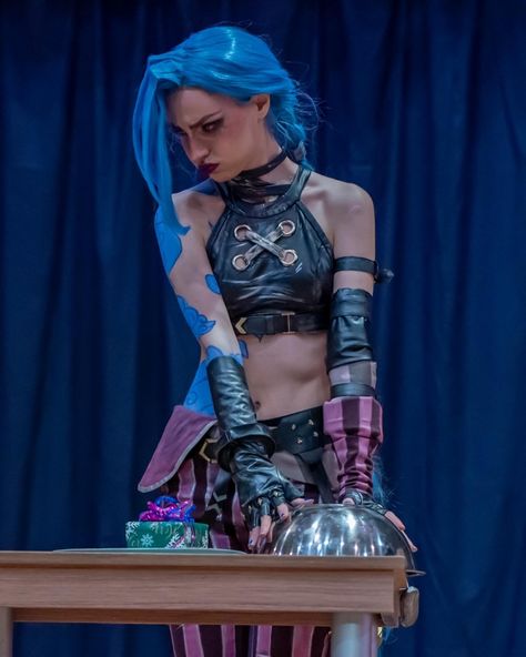 legend says i took too many arcane jinx selfies (the legend is true) @arcaneshow @leagueoflegends #arcane #jinx #leagueoflegends #cosplay Jinx Makeup Inspired, Creative Cosplay Ideas, Arcane Jinx Cosplay, Caitlyn Arcane Cosplay, Jinx Cosplay Arcane, Jinx Costume, Ekko Cosplay, Arcane Style, Arcane Cosplay