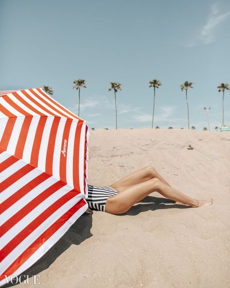 Vogue Beach Shoot, Beach Umbrella Photography, Beach Umbrella Photoshoot, 50s Beach Aesthetic, Symmetrical Photography, Vintage Beach Umbrella, Vintage Beach Photography, 50s Beach, Beach Fashion Editorial