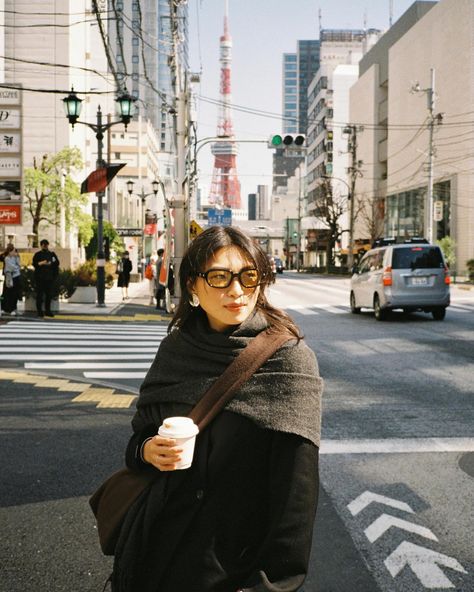 Under Tokyo Tower🗼🗼🗼 ･*:.｡. .｡.:*･゜ﾟ･* #35mm #japantrip #tokyo #tokyotower #cosbyyou #maisonmargiela #toteme #blazerlook #ootd #dailylook South Korea Fall Fashion, Female Styles Outfits, Film Photos Ideas, In Car Pics, Korea Fall Fashion, Travel Photo Poses Ideas, Tokyo Ootd, Tokyo Style Outfits, Tokyo Pics Aesthetic