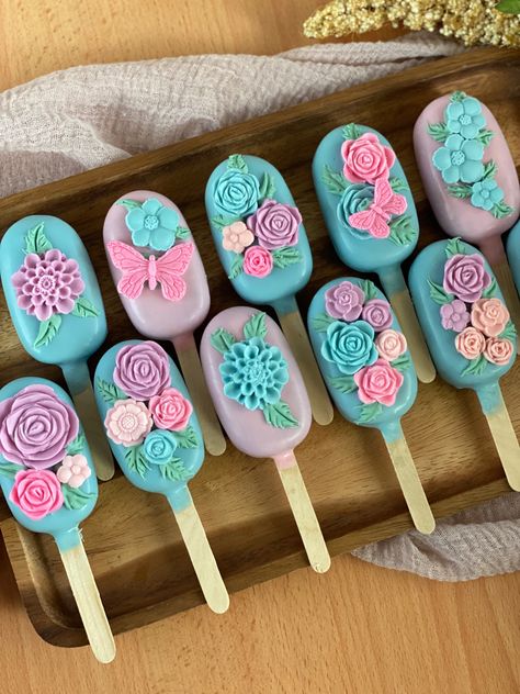 #cakesicles #cakepopsicle #flowerscake #cake Encanto Cakecicles, Encanto Cakesicles, Encanto Dessert Table Ideas, Encanto Cake Pops, Encanto Cake, Popsicles Cake, Ice Cream Cake Pops, Encanto Birthday, Encanto Party