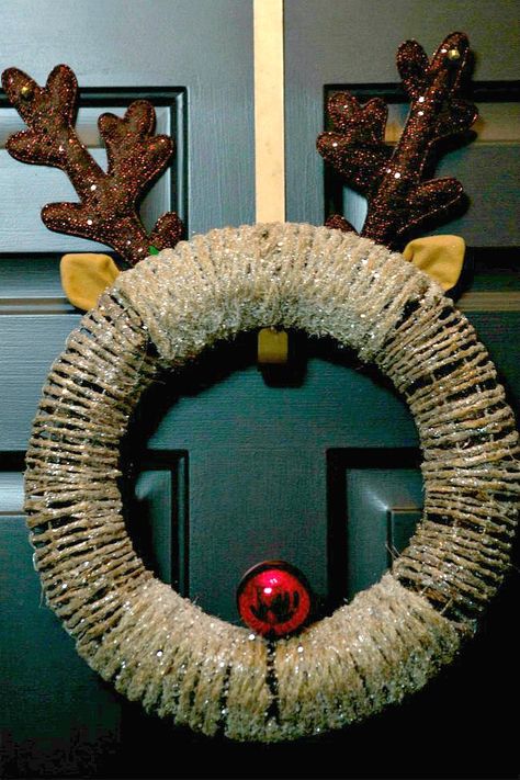 35 DIY Christmas Wreaths That Are Loaded With Enchanting Prettiness! Reindeer Wreath, Christmas Wreath Ideas, Diy Christmas Wreath, Fun Wreath, Christmas Wreaths Diy Easy, Diy Christmas Wreaths, Reindeer Christmas, Noel Christmas, Wreath Ideas