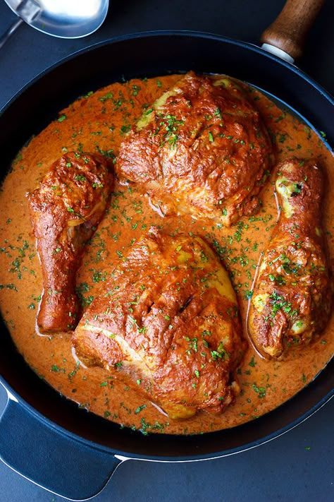 A juicy, moist and flavorful chicken with a delicious tandoori sauce. Baked Tandoori Chicken, Tandoori Sauce, Arabisk Mad, Chicken Dish, Chicken Dinners, Keto Chicken, Chicken Flavors, Indian Cooking, Chicken Thigh Recipes