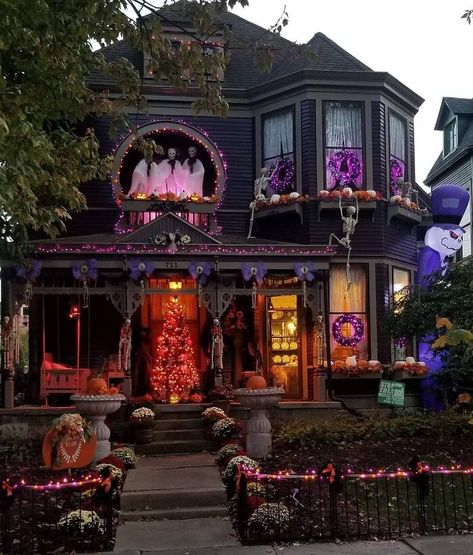 Diy Halloween Town, Weird Feelings, Halloween House Decor, Halloween Core, Nostalgic Halloween, Strašidelný Halloween, Decoration Hall, Fall House, Photo Halloween