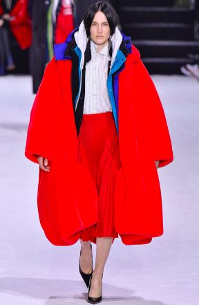 Ridiculously Oversized Coats Are Fall 2018’s comfiest trend. This model is on the runway during the Balenciaga fall/winter 2018 show in Paris. Extremely oversized outwear might seem a little over the top for day-to-day wear, but, as with most trends, there’s a way to rock it in real life. Mackenzie Hansen (week 3) Hoco Fits, Oversized Runway, Trend Board, Oversized Coats, Oversized Outfit, Jeff Koons, Oversize Fashion, Oversized Coat, Project Design