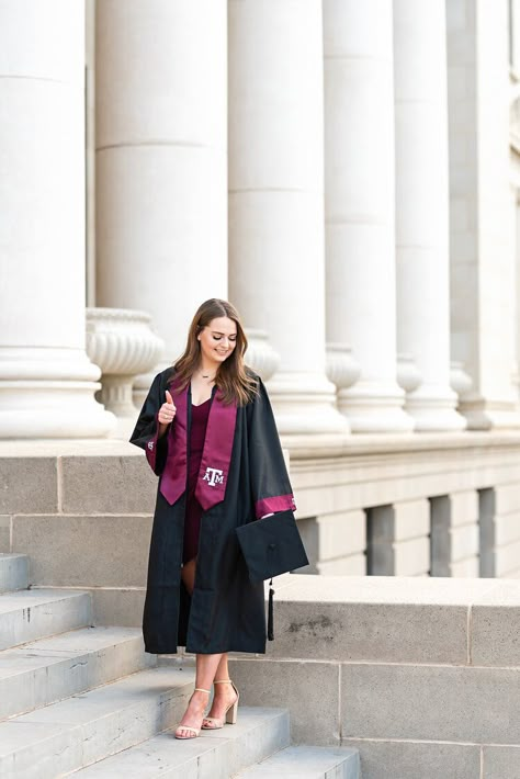 Graduation Photoshoot Ideas University, Single Graduation Poses, Convocation Photoshoot Ideas, Convocation Poses, Graduation Poses For Ladies, University Graduation Outfit For Women, Graduation Ideas Photoshoot, Graduation Pose, Grad Portraits