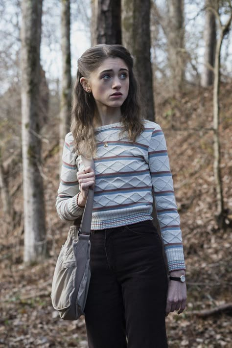 Let's Take a Moment to Appreciate the Perfectly Preppy Style Choices of Stranger Things' Nancy Wheeler Stranger Things Fashion, Nancy Wheeler Stranger Things, Stranger Things Halloween Costume, Stranger Things Style, Nigeria Fashion, Stranger Things Outfit, Preppy Mode, Stranger Things Costume, Stranger Things Halloween