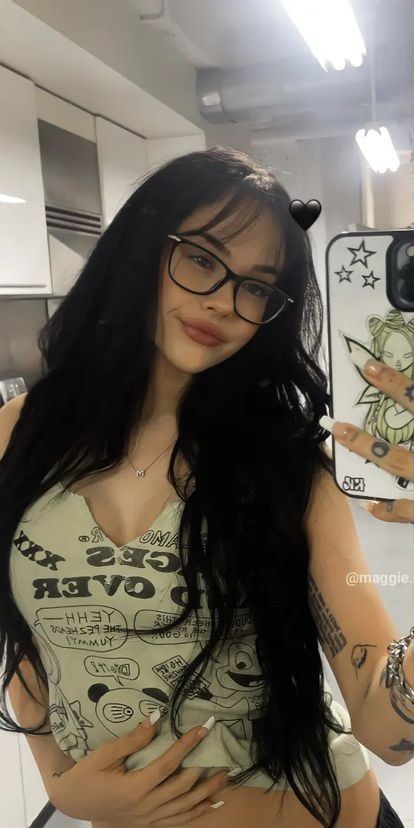 Maggie Lindemann Outfits, Maggie Lindemann Selfies, For Snapchat, Couple Selfie, Snap Selfie, Poses Selfie, Maggie Lindemann, Elizabeth Gillies, Booth Ideas