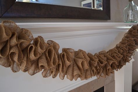 DIY burlap garland swag... I would add a stein of lights to it! Doing this tomorrow!!! 1920 Christmas, Burlap Ideas, Burlap Garland, Burlap Projects, Garland Diy, Diy Burlap, Burlap Crafts, Burlap Banner, Burlap Christmas