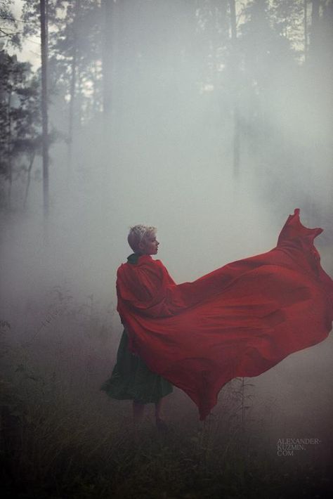 Red Ridding Hood, Red Cape, We Are The World, The Fog, Red Hood, Into The Woods, Shooting Photo, Little Red Riding Hood, Pics Art