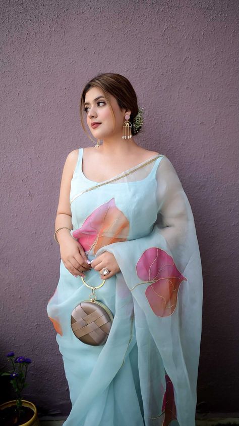 Blouse Painting, Hand Painted Saree, Kajol Saree, Painted Saree, Sarees Blouse, Saree Painting Designs, Saree Beautiful, Saree Painting, Hand Painted Dress