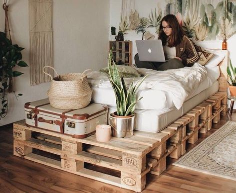 In the world of home decor, there are countless opportunities to infuse your personal style and creativity into your living space. If you're looking for a College Apartment Diy, Reka Bentuk Bilik Tidur, Apartment Decorating On A Budget, Hiasan Bilik Tidur, Pallet Bed, Budget Apartment, College Apartment Decor, Small Apartment Decorating, Pallet Ideas