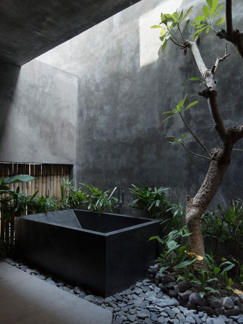 Japanese Industrial House, Forrest Bathroom Ideas, Internal Garden, Drømme Bad, Eco Bathroom, Concrete Exterior, Outdoor Bathtub, Luxury Bathtub, Open Bathroom