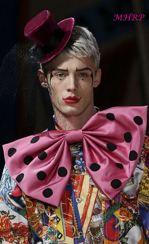 Circus Fashion Editorial, Circus Fashion Men, Circus Outfits Male, Clown Costume Men, Clown Fashion, Circus Halloween Costumes, Harlequin Costume, Circus Man, Cabaret Costume