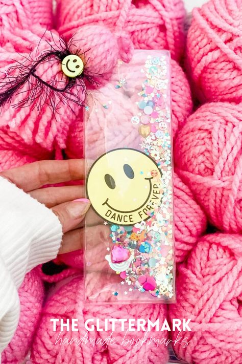 This “Dance Forever” smiley glitter shaker bookmark is perfect! Filled with all the sparkles and a bright pink tassel and yellow smiley bead! Gift it in a book or planner!! Wrap it around a flower or cookie bouquet!! Surprise your dancer witt a gift she can enjoy for days to come Diy Glitter Bookmarks, Diy Shaker Bookmark, Shaker Bookmarks Diy, Diy Dance Gifts, Diy Bookmark Tassel, Shaker Bookmarks, Shaker Bookmark, Glitter Bookmarks, Dance Gift Ideas