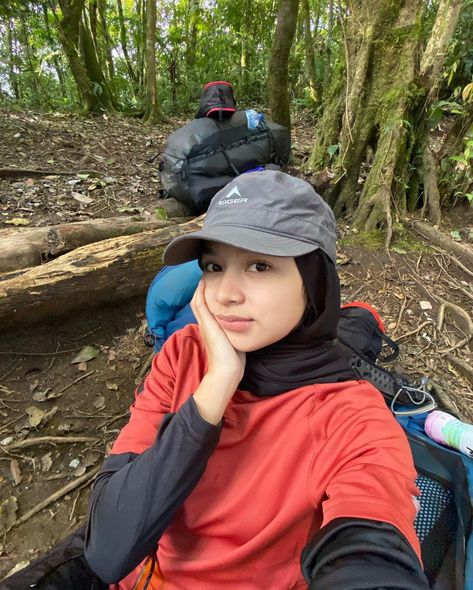 Outfit Hiking Hijab, Ootd Sporty Hijab, Outfit Camping Hijab, Ootd Camp, Nature Girl Outfits, Modest Athletic Wear, Ootd Hiking, Hiking Pose, Hiking Fashion Women