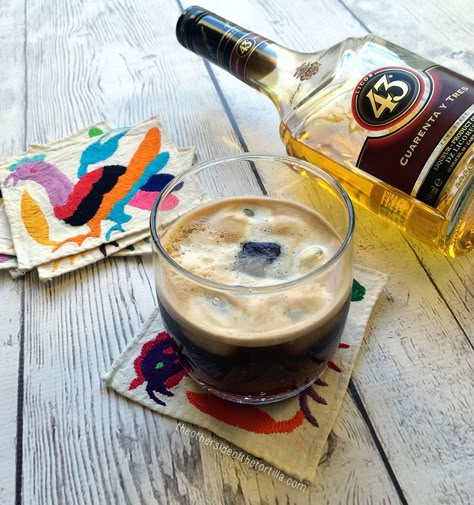 How to make a carajillo, the Spanish coffee cocktail that's popular in Mexico. Recipe via @MauraHernandez at The Other Side of The Tortilla Cointreau Cocktail, Spanish Cocktails, Campari Cocktail, After Dinner Cocktails, Traditional Spanish Recipes, Spanish Coffee, Liquor Recipes, Sazerac, Boozy Drinks