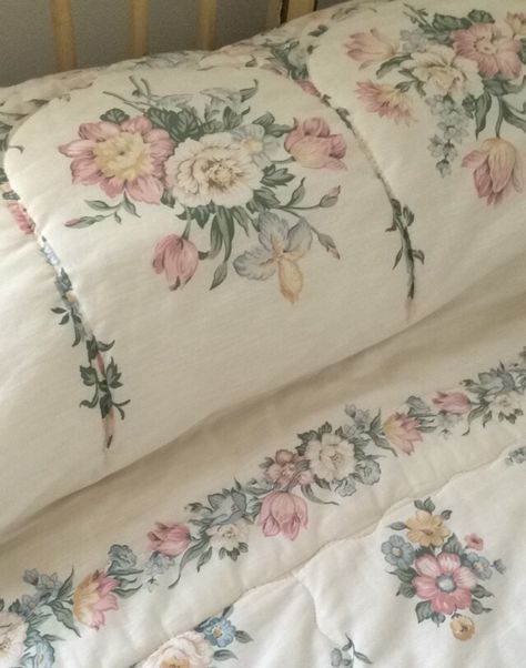 Floral Sheets, Grandma Aesthetic, Grandmother House, Grandma Core, Grandmas House, Cottagecore Aesthetic, Dream Room, Future House, Room Inspo