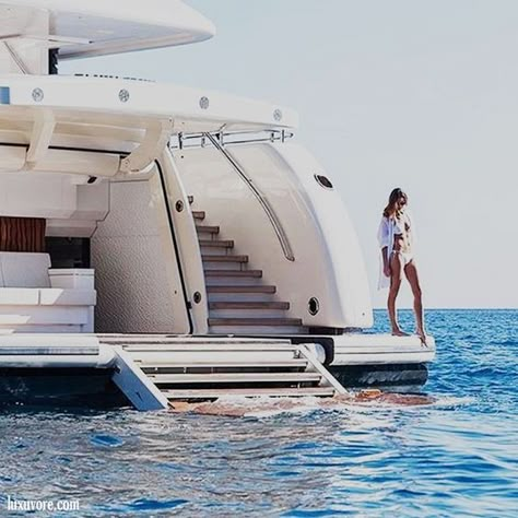 Beautiful safes, private jets, perfumes, pieces of jewelry and timepieces are the ultimate embodiment of the spirit of sophistication.#yatching #luxuryyatch #luxurylife #billionaire Honeymoon Santorini, Monaco Summer, Boat Aesthetic, Yatch Boat, Luxury Lifestyle Girly, Luxury Lifestyle Women, Yacht Party, Yacht Life, Boats Luxury