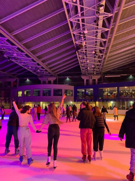 High School Hangout Ideas, Łyżwy Aesthetic, Fun Hangout Ideas Friends, Winter Hangout Ideas, Christmas Hangout Ideas, Winter Hangout, Hangout Ideas With Friends, Ice Skating With Friends, Group Activities For Teens