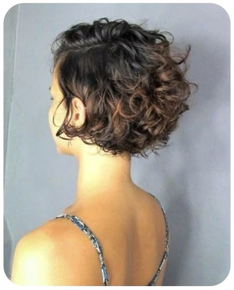 Frizzy Curly Hair, Shaved Side Hairstyles, Bronde Balayage, Instagram Hairstyles, Wavy Bob, Modern Haircuts, Short Curly Haircuts, Haircuts For Wavy Hair, Haircuts For Curly Hair