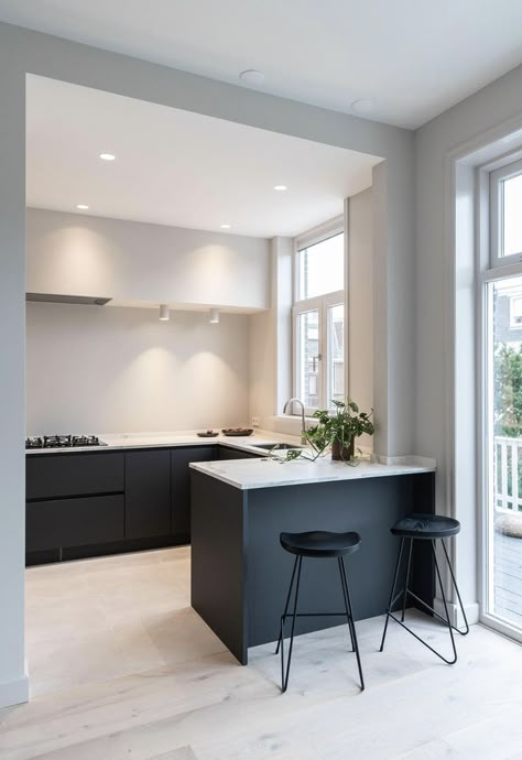 tiny but super-functional kitchen layout. #apartmentkitchen #smallhouse #smallhouseliving Small Black Kitchen Modern, Small Monochrome Kitchen, Small Modern Black Kitchen, Monochrome Kitchen Modern, Small Kitchen Marble, Small Kitchen Black, Functional Kitchen Layout, Contemporary Black Kitchen, Monochrome Home