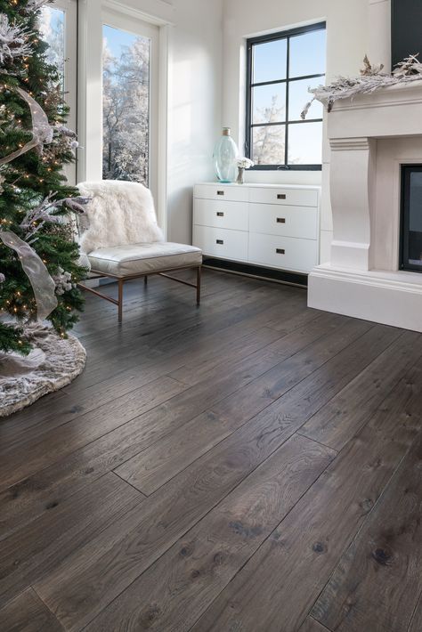 Laminate Wood Flooring Colors Kitchen, Barkeh Floor Bedrooms, Wood Floors Living Room Ideas, Bedroom Flooring Ideas Laminate, Barkeh Floor, Wood Floor Aesthetic, Modern Farmhouse Wood Floors, Hard Flooring Ideas, Wood Flooring Ideas Living Room