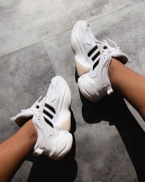 Chunky Adidas Sneakers, Chunky Adidas, Adidas Magmur Runner, Adidas Magmur, Sneaker Adidas, Trendy Shoes Sneakers, Street Style Summer, Cute Jeans, Chunky Sneakers