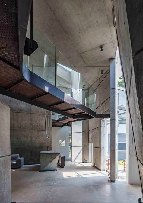 Brutalist Interior, Gallery House, Steel Architecture, Concrete Interiors, Concrete Houses, Concrete Walls, Concrete Home, Industrial Architecture, Concrete House