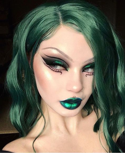 Dark Green And Gold Eyeshadow, Slytherin Makeup Aesthetic, Slytherin Makeup Looks, Green Goth Makeup, Emerald Green Eyeshadow, Maquillage Harry Potter, Makeup Verde, Slytherin Outfit, Drag Make-up