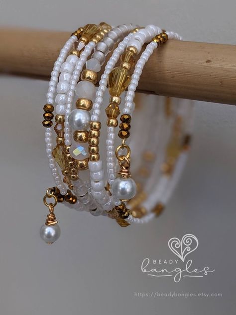 BEADED JEWELRY DESIGNS #BeadedJewelry Saffron Walden, Memory Wire Jewelry, White Beads Bracelet, Braided Bracelet Diy, Beaded Memory Wire Bracelets, Beaded Memory Wire, Wire Bracelets, Bracelets Handmade Diy, Wire Jewelry Designs