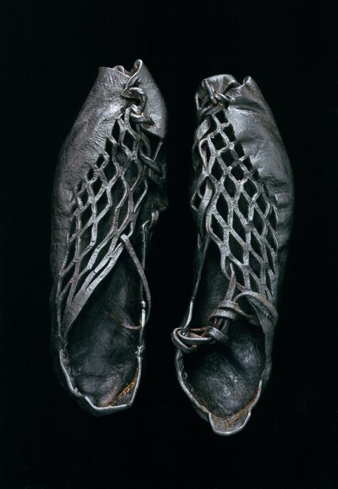 Iron Age shoes (ca. 400 BCE to 400 CE) found on body in European bog [1280 x 1849] Bog Body, Iron Age, Ancient World, Ancient Artifacts, Historical Costume, Historical Artifacts, Historical Clothing, Historical Fashion, Anthropology