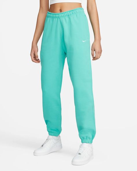 Nike Solo Swoosh Women's Fleece Pants. Nike.com Preppy Pants, Teal Nikes, Fleece Pants Women, Adrette Outfits, Blue Sweatpants, Nike Sweats, Nike Joggers, Cute Pants, Nike Sweatpants