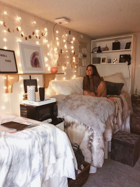 College Bedroom Decor, Beautiful Dorm Room, Teenage Room Decor, Cozy Dorm Room, Lights Aesthetic, Dorm Sweet Dorm, Dorm Room Hacks, College Bedroom, Room Hacks