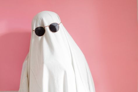 Sheet ghost costume with sunglasses Prem... | Premium Photo #Freepik #photo #halloween #space #glasses #sunglasses White Ghost Aesthetic, Sheet Ghost Costume, Ghost With Glasses, Ghost Glasses, Ghost With Sunglasses, Costumes With Glasses, Space Glasses, Ghost Aesthetic, Photo Halloween