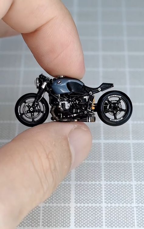 Model Car Kits, Motorcycle Model Kits, Bmw Bike, Gadget Tecnologici, Hot Wheels Garage, Мотоциклы Cafe Racers, Motor Mobil, Miniature Cars, Custom Hot Wheels