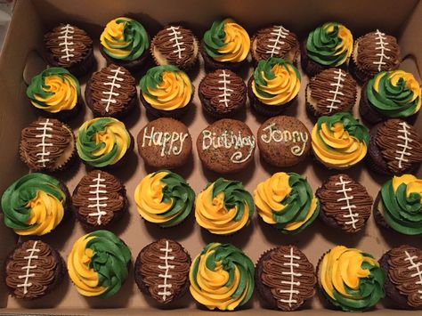 Green Bay Packers cupcakes for a birthday. Chocolate and vanilla cupcakes with chocolate (the footballs) and vanilla buttercream frosting. Green Bay Birthday Party, Packers Desserts, Football Cupcake Cake, Packer Birthday Party, Superbowl Cupcakes, Tailgate Cupcakes, Packers Birthday Party, Packer Party, Football Birthday Cupcakes