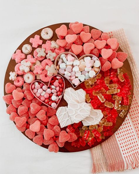 ᴇʀɪᴄᴀ ᴡᴀʏ on Instagram: “Sweets, for my sweets! ✨ ⁣ ⁣ Me and some of my galentines have come together to share our Valentines themed charcuterie boards 🍭🍫🍬⁣ ⁣ Click…” Valentine’s Day Themed Charcuterie Board, Dessert Charcuterie Board Valentines, Pink Candy Charcuterie Board, Valentines Charcuterie Board Sweets, Galentines Board Ideas, Galentines Boards, Galentines Charcuterie Board, Galentines Board Night, Galentine Charcuterie Board