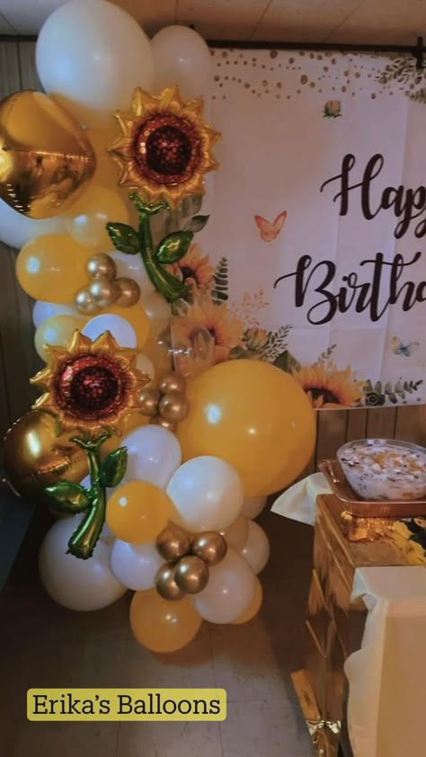 Ballon Arch Sunflower Theme, 30th Birthday Sunflower Theme, Sunflower And Rose Birthday Party Theme, Yellow Flower Birthday Party Ideas, Sun Flower Themed Birthday Party, Fall Sunflower Birthday Party Ideas, Sunflower Birthday Decorations, Sunflower Birthday Party Ideas For Women, Sunflower Bday Party Ideas