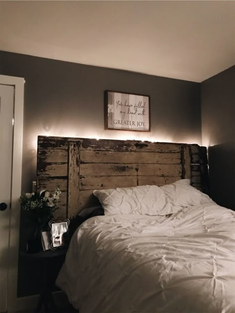 Homemade Headboards Wood, Short Headboard Ideas, Homemade Headboard Ideas, Wood Headboard Bedroom, Homemade Headboards, Diy Headboard Ideas, Diy Wood Headboard, Diy Bed Headboard, Western Bedroom Decor