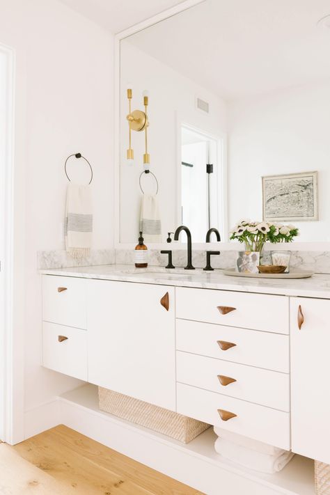 Samantha Gluck Emily Henderson Bathroom Modern Marble Counter Ikea Bathroom Vanity, Bathroom Lighting Design, Ikea Bathroom, Minimal House Design, Hall Bathroom, Kitchen Farmhouse, Décor Boho, Bathroom Vanity Cabinets, Décor Diy